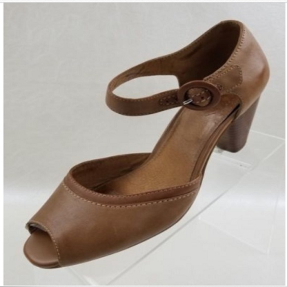 clarks artisan peep toe